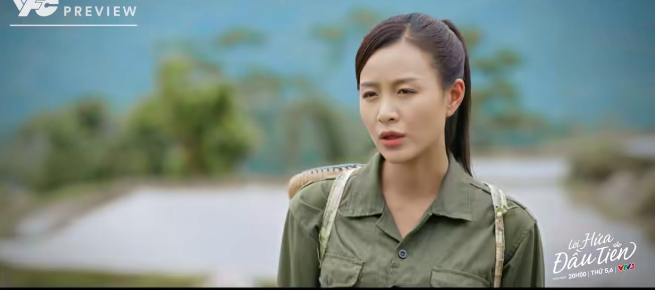Vi Minh chấp nhận lội bùn để quay video trong tập 9 phim “Lời hứa đầu tiên“. Ảnh: VFC.
