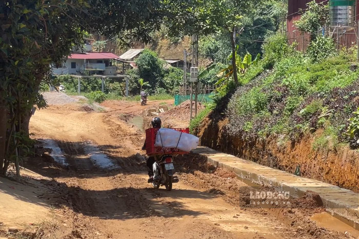 Sau nhiều ngày mưa, tuyến Tỉnh lộ 160 trở nên lầy lội và khó đi hơn. Ảnh: Đinh Đại