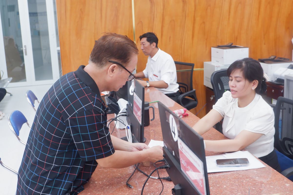 Người dân đến làm thủ tục tại Trung tâm Phục vụ hành chính công phường Tân Sơn Nhất (TPHCM). Ảnh: Minh Tâm