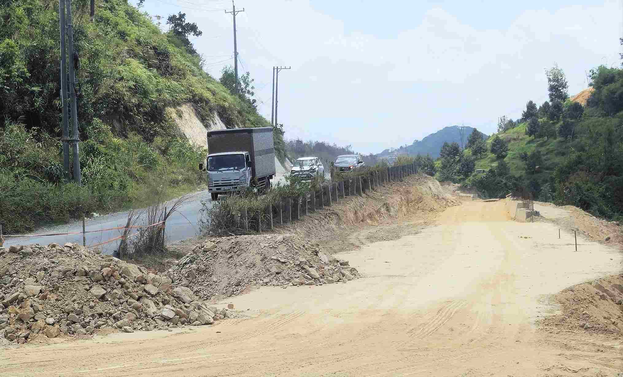 Dự án DT 721 thi công dang dở, ngổn ngang khắp tuyến. Ảnh: Phúc Khánh