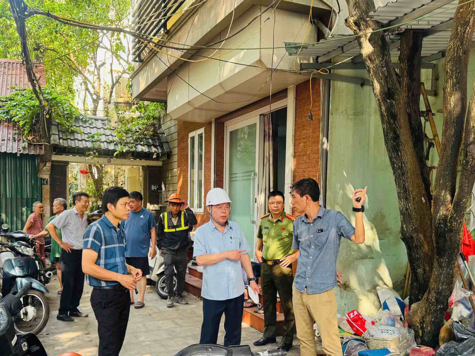 Chủ tịch UBND phường Thanh Xuân Đỗ Quang Dương trực tiếp chỉ đạo tại hiện trường. Ảnh: Khánh An