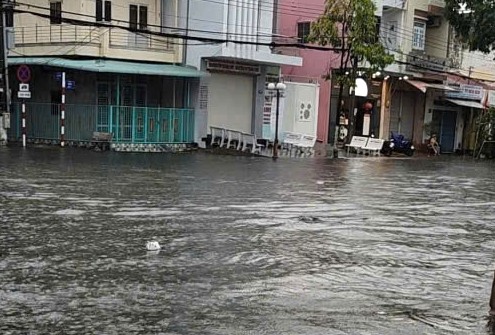 Đường Hoà Bình, phường Bạc Liêu, Cà Mau ngập sâu trong nước do mưa. Ảnh: Nhật Hồ.