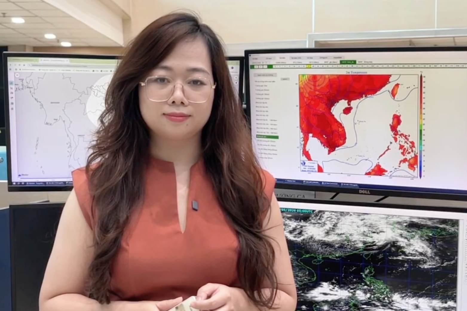 Bà Phạm Phương Chi cung cấp thông tin dự báo diễn biến nắng nóng. Ảnh: An An