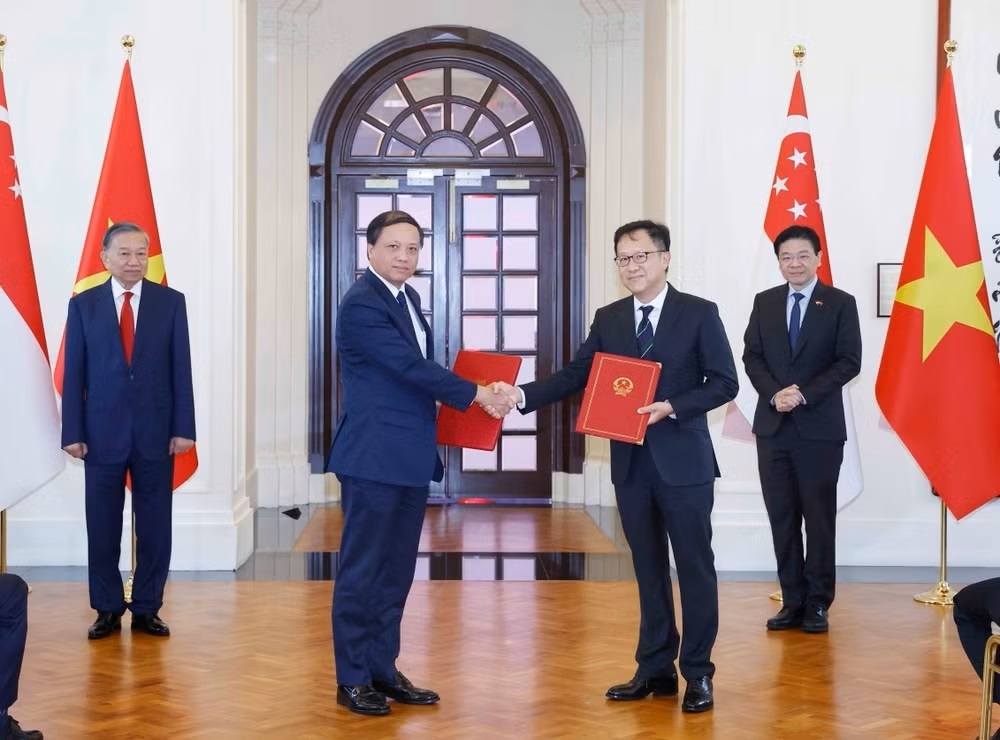 Tổng Bí thư, Chủ tịch nước Tô Lâm chứng kiến trao văn kiện hợp tác giữa Việt Nam và Singapore