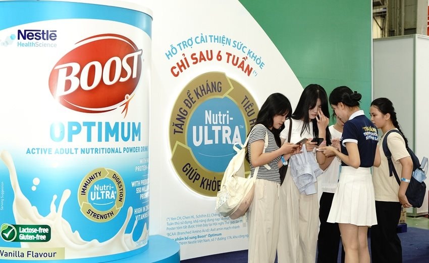 khach-tham-quan-tim-hieu-thong-tin-ve-san-pham-tai-gian-hang-nestle-health-science.jpg
