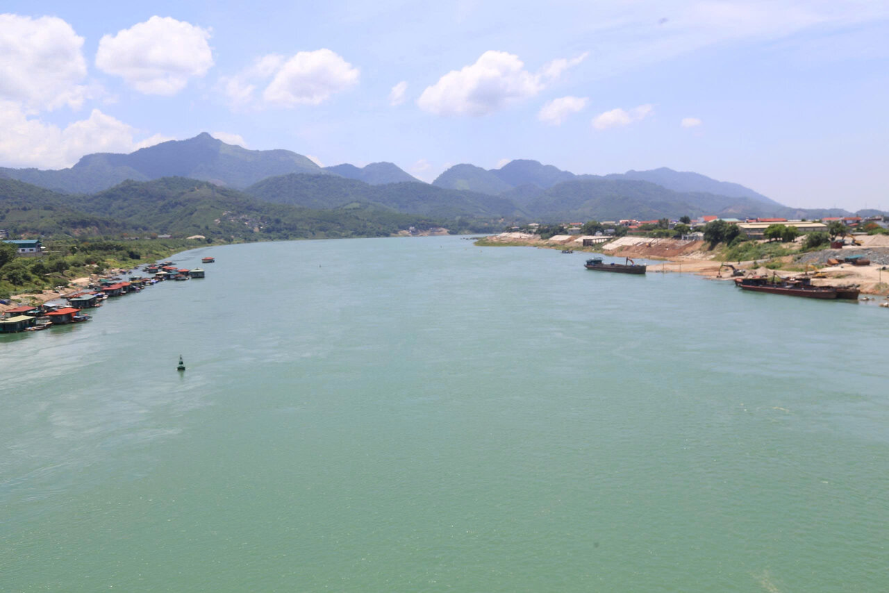 Mực nước sông Đà hạ du Thủy điện Hòa Bình dâng cao trở lại, nhiều bãi cát giữa lòng sông đã ngập nước. Ảnh: Minh Nguyễn.
