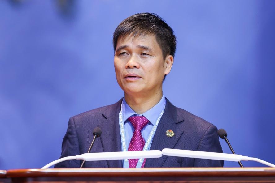 Phó Bí thư Thường trực Đảng ủy, Phó Chủ tịch Tổng LĐLĐVN Ngọ Duy Hiểu trình bày tổng quát Báo cáo của Ban Chấp hành Tổng LĐLĐ Việt Nam khóa XIII trình Đại hội; định hướng nội dung thảo luận. Ảnh: Hải Nguyễn