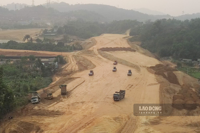 Máy móc nhộn nhịp thi công trên các đại công trường. Ảnh: Đinh Đại