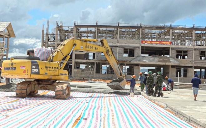 Hơn 100 cán bộ, chiến sĩ hỗ trợ thi công trường nội trú vùng biên Huế