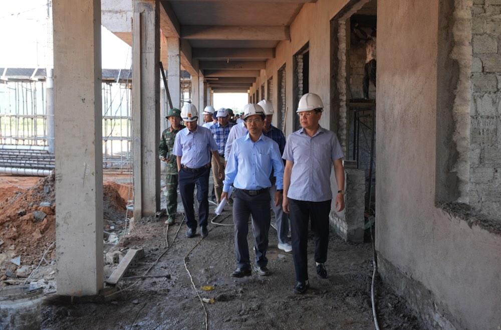Phó Chủ tịch Thường trực UBND TP Huế kiểm tra tiến độ dự án. Ảnh: Ngọc Minh