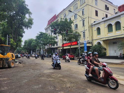 Phố Quang Trung (Hà Nội) đã rỡ bỏ rào chắn sau khi hoàn thành cống ngầm. Ảnh: Minh Hạnh