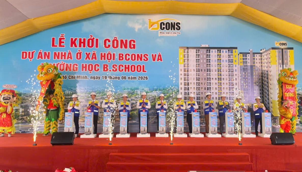 Các đại biểu thực hiện nghi thức khởi công công trình nhà ở xã hội và trường học. Ảnh: Đình Trọng