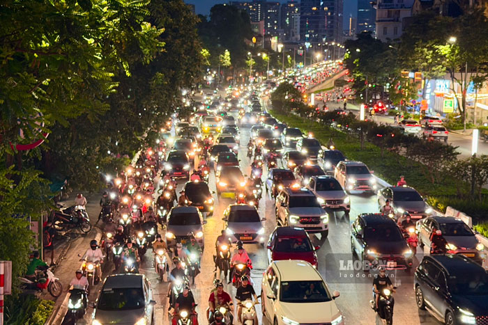 Ùn tắc trên đường Nguyễn Chí Thanh, Hà Nội. Ảnh: Minh Châu