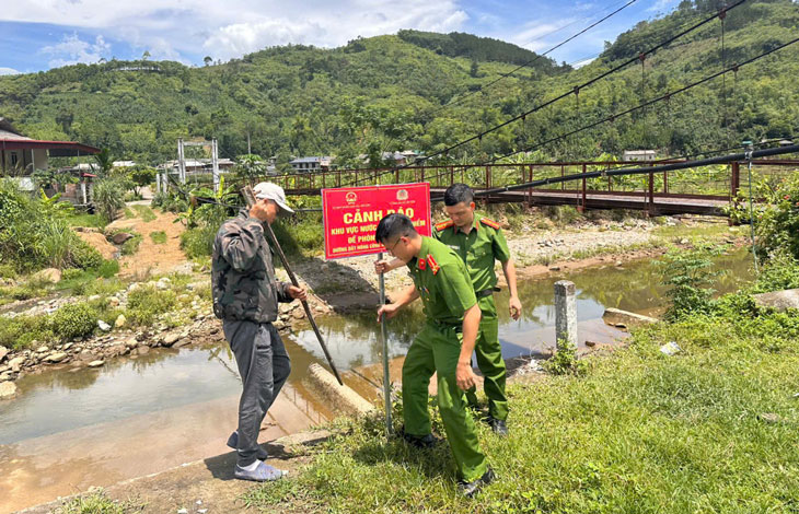 Công an các địa phương lắp đặt biển cảnh báo nhằm phòng tránh đuối nước. Ảnh: Tống Huệ