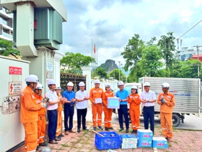 Công đoàn Điện lực Việt Nam tiếp sức người thợ điện nơi hiện trường