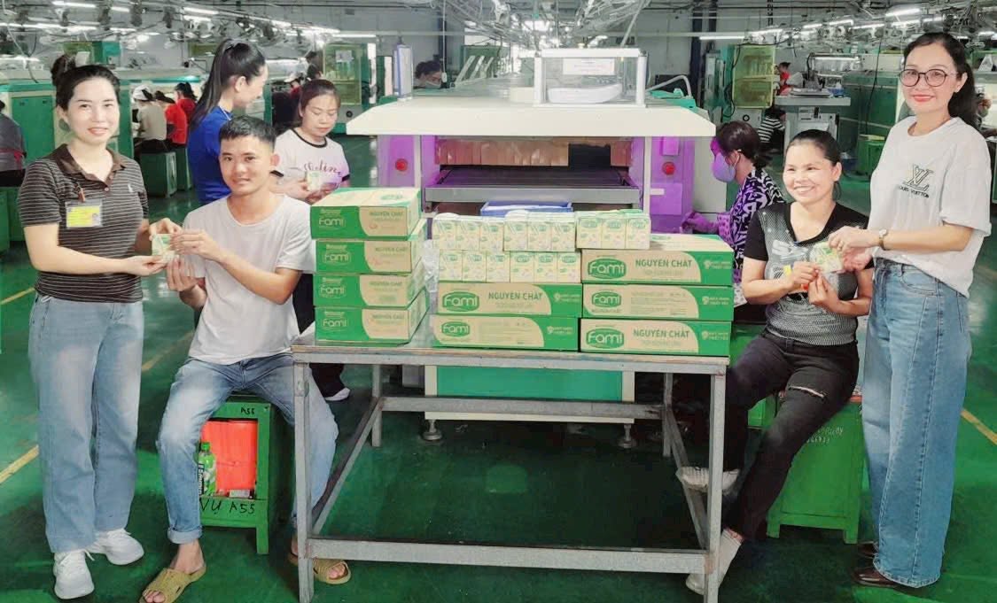 Gần 20.000 hộp sữa được trao động viên người lao động trong thời tiết nắng nóng cao điểm. Ảnh: Bích Phương