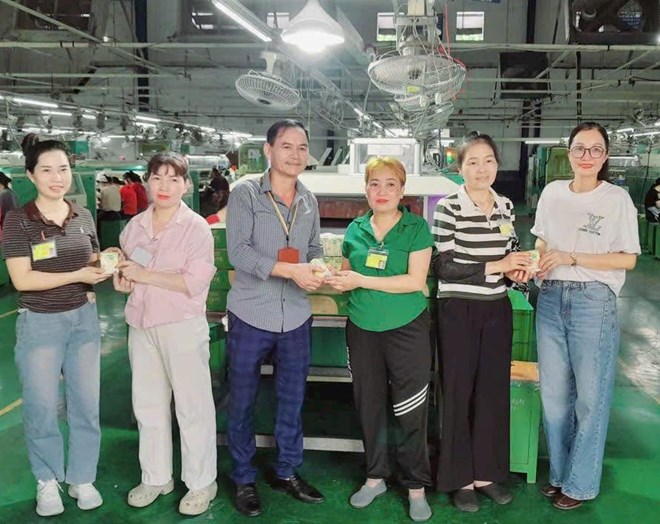Công đoàn cơ sở ở Hải Phòng tặng 20.000 hộp sữa cho công nhân mùa nắng nóng