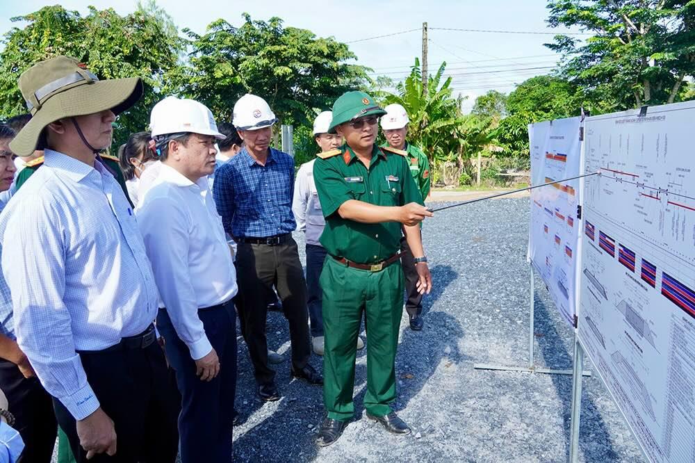 Đại diện liên danh nhà thầu báo cáo tiến độ dự án công trình trọng điểm thuộc Dự án xây dựng công trình đường bộ cao tốc Cao Lãnh - An Hữu, giai đoạn 1. Ảnh: Cổng thông tin điện tử Đồng Tháp.