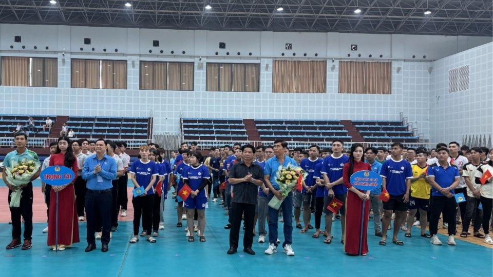 Ban Tổ chức trao hoa chúc mừng lễ khai mạc vòng chung kết Đại hội Thể dục thể thao công nhân, viên chức, lao động tỉnh Vĩnh Long lần thứ I, năm 2026. Ảnh: Hoàng Lộc