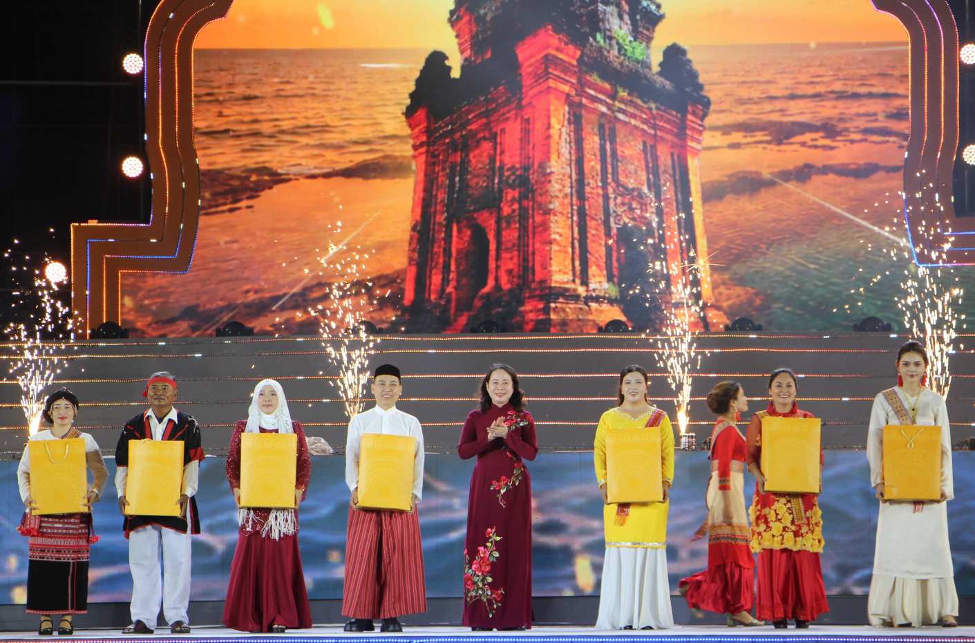 Phó Chủ tịch nước Võ Thị Ánh Xuân tặng quà cho đại diện đồng bào dân tộc Chăm của các tỉnh, thành phố. Ảnh: Phương Linh