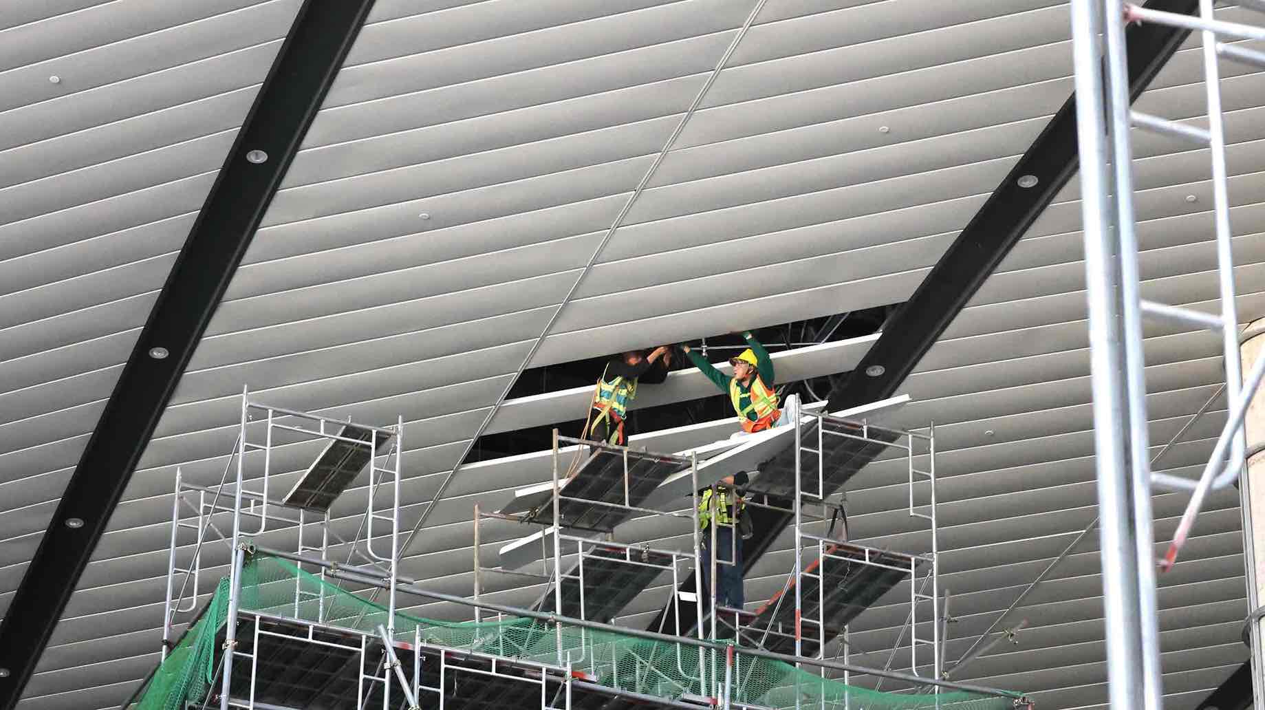 Trong đó, Người lao động thi công luôn phải đảm bảo các yêu cầu về an toàn lao động. Ảnh: HAC