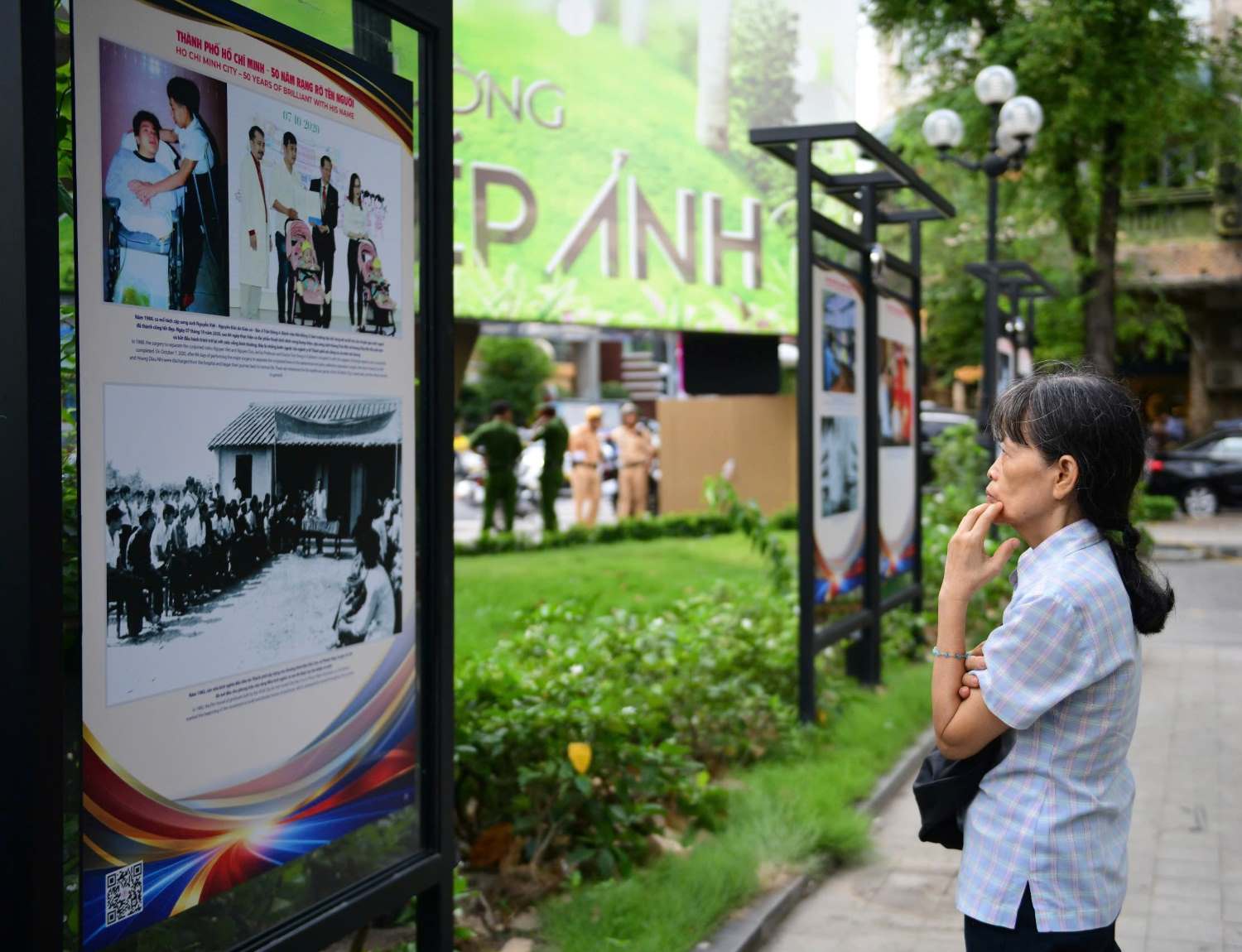 Người dân xem triển lãm ảnh.  Ảnh: Anh Tú