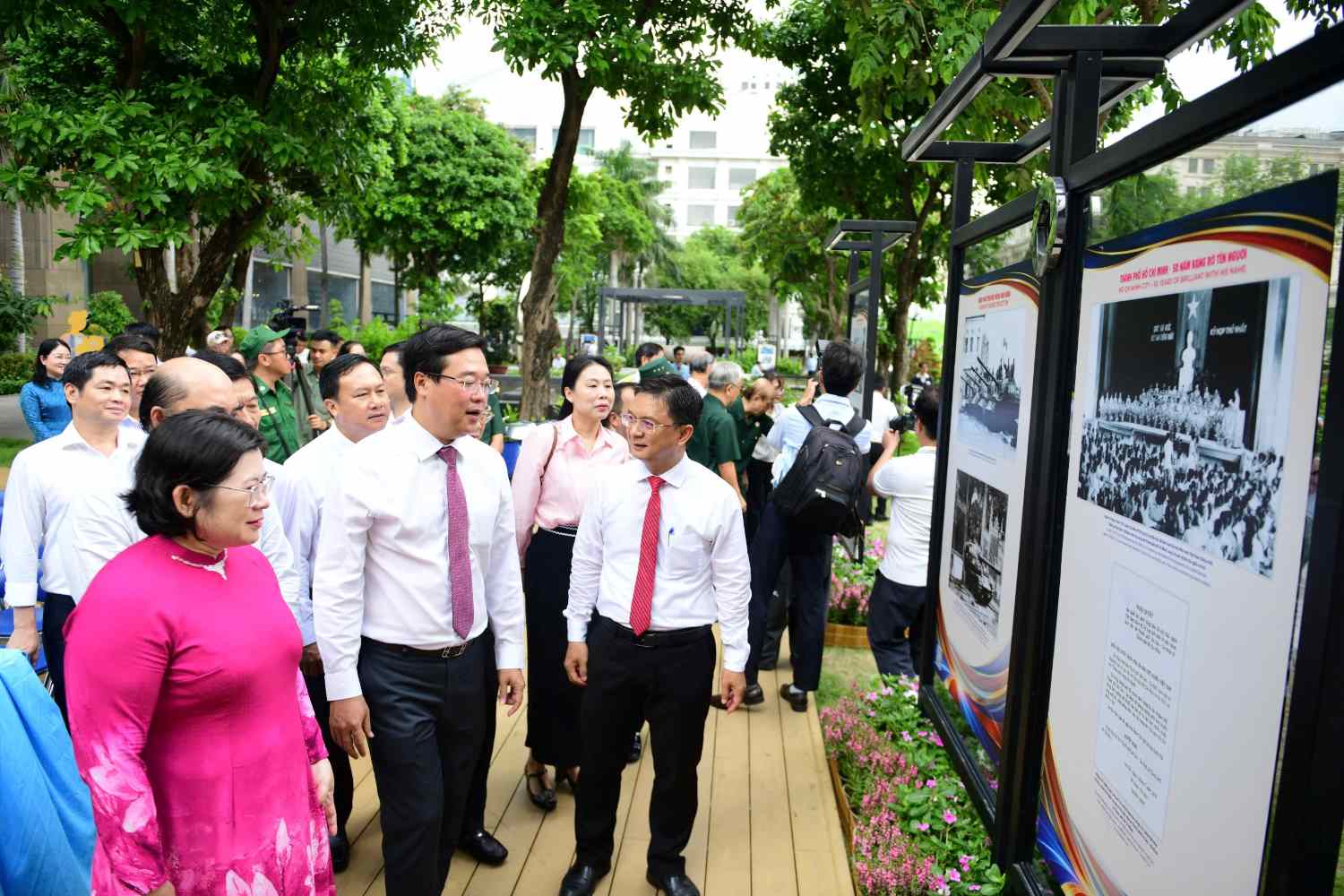 Lãnh đạo TPHCM tham quan triển lãm ảnh.  Ảnh: Anh Tú