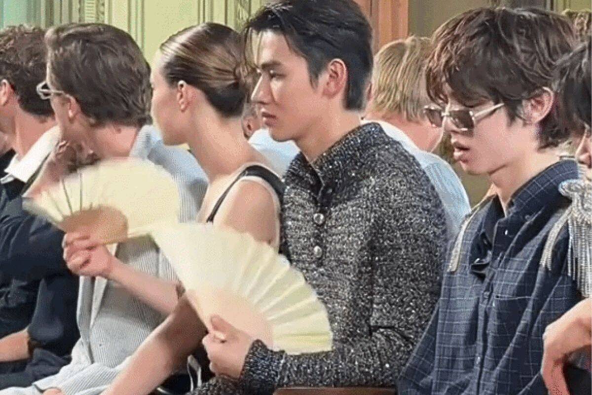 CORTIS và các khách mời của show Dior được phát quạt cầm tay. Ảnh: cắt từ video