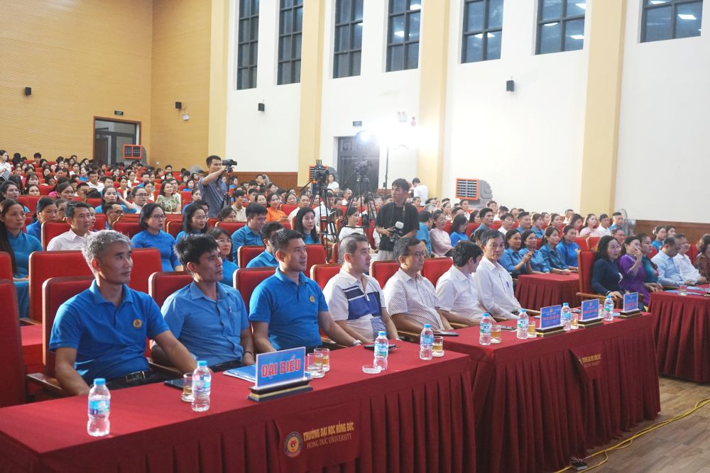 Các đại biểu tham dự hội nghị. Ảnh: Quách Du