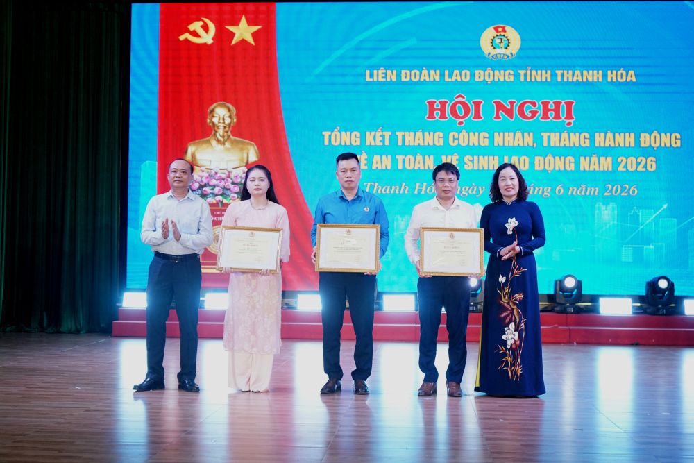 Các tập thể, cá nhân được nhận Bằng khen của Tổng LĐLĐ Việt Nam. Ảnh: Quách Du