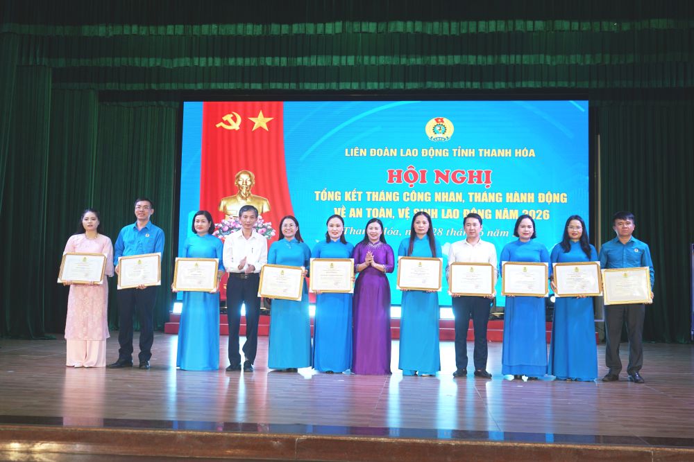 Trao Bằng khen của LĐLĐ tỉnh cho các tập thể có thành tích xuất sắc. Ảnh: Quách Du