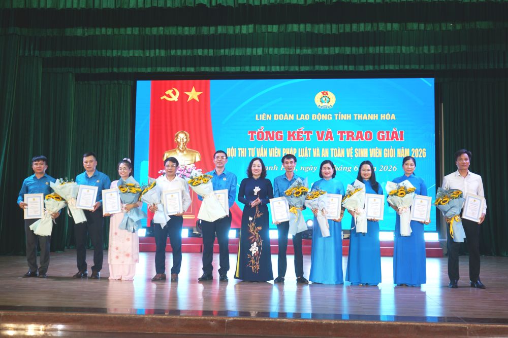 Trao giải cho các đội thi dự Hội thi “Tư vấn viên pháp luật và mạng lưới an toàn, vệ sinh viên giỏi” năm 2026. Ảnh: Quách Du