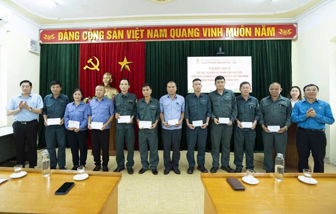 Công đoàn các đơn vị Tập đoàn TKV chăm lo người lao động mùa nắng nóng