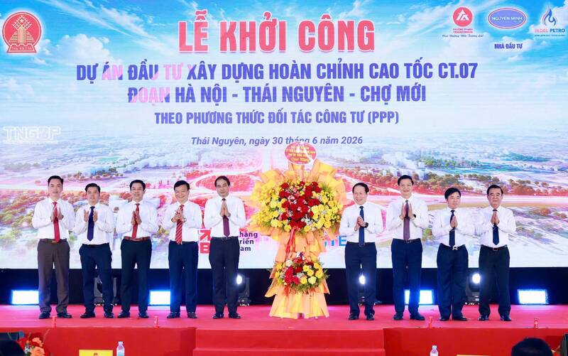 Các đại biểu dự lễ khởi công. Ảnh: Thái Nguyên GOP