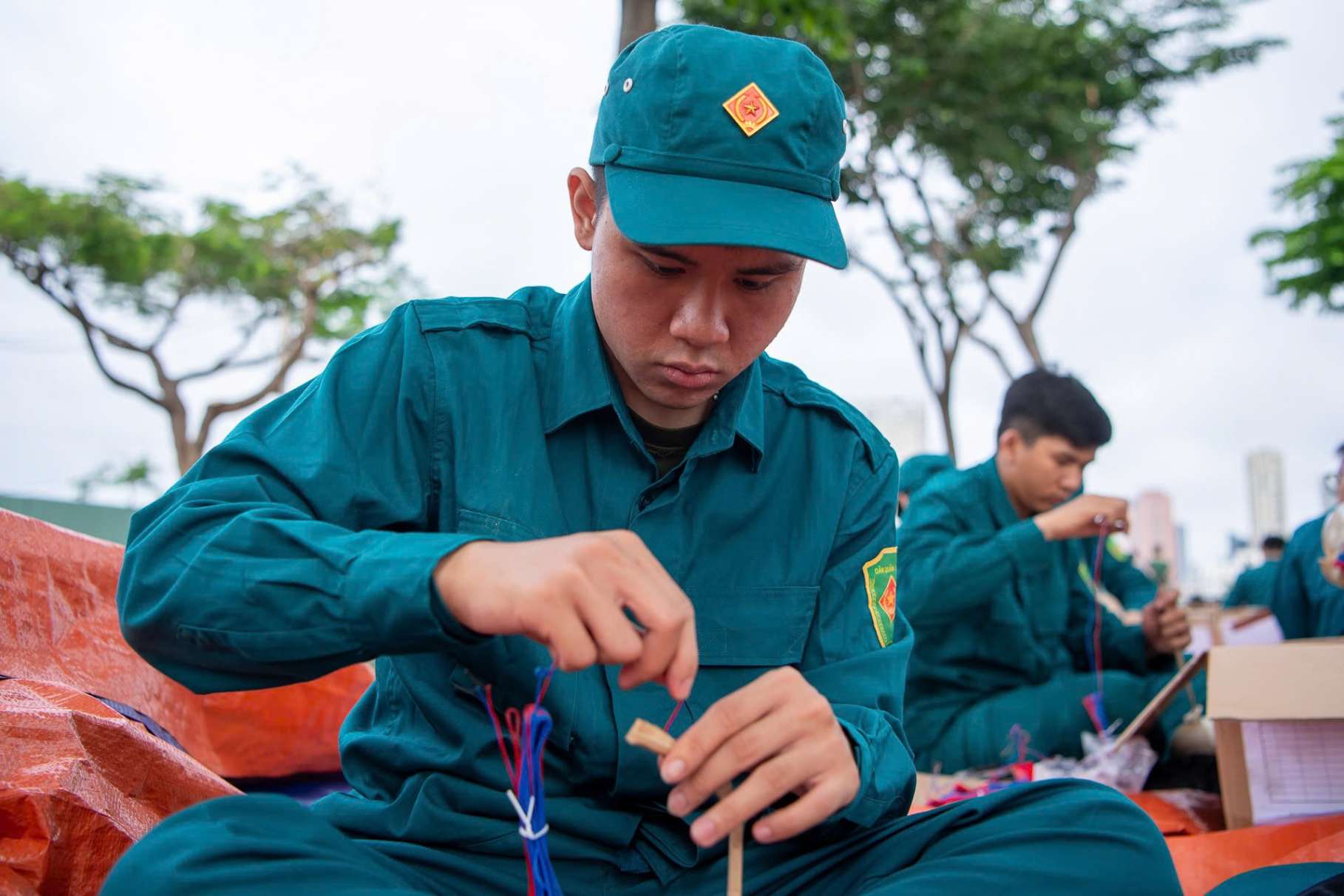 Ghi nhận từ sáng ngày 2.7 tại khu vực hầm vượt sông Sài Gòn (phía bờ Thủ Thiêm, TPHCM), không khí thi công trận địa pháo hoa tầm cao diễn ra khẩn trương. Ảnh: Thái Bảo