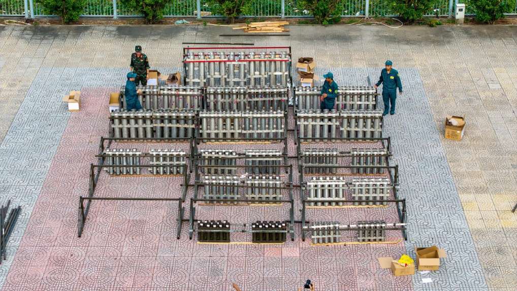 Hàng nghìn ống pháo cùng các trang thiết bị kỹ thuật chuyên dụng được lực lượng chức năng tập kết, bốc dỡ cẩn thận vào đúng vị trí thiết kế. Ảnh: Thái Bảo