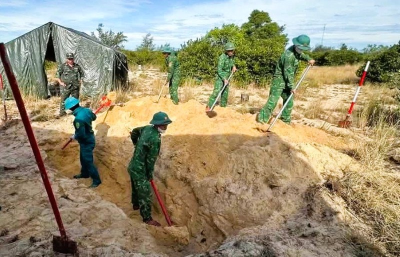 Lực lượng biên phòng phối hợp cùng các địa phương triển khai Chiến dịch “500 ngày đêm đẩy mạnh tìm kiếm, quy tập và xác định danh tính hài cốt Liệt sĩ” tại Đà Nẵng. Ảnh: Trường An