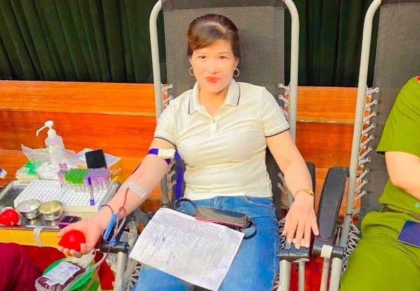 Đoàn viên Công ty Cổ phần TV&ĐT Long Giang Thịnh hưởng ứng chương trình hiến máu tình nguyện. Ảnh: Công đoàn Quảng Trị