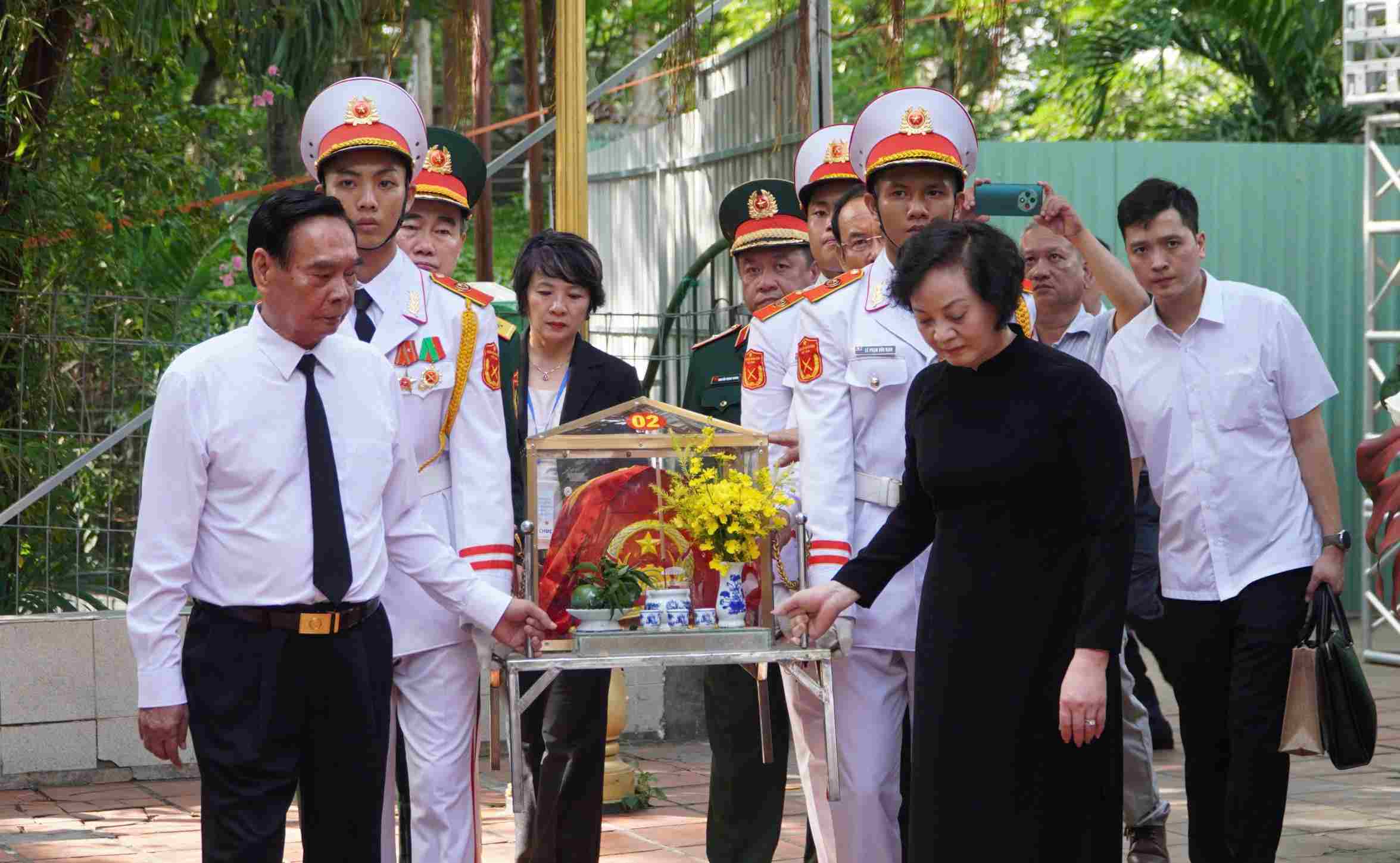 Nguyên Ủy viên Bộ Chính trị, nguyên Thường trực Ban Bí thư Lê Hồng Anh và Bí thư Trung ương Đảng, Phó Thủ tướng Phạm Thị Thanh Trà, Trưởng Ban Chỉ đạo 515 quốc gia thực hiện lễ di quan hài cốt các liệt sĩ mới được phát hiện tại công viên Lê Thị Riêng. Ảnh: Anh Tú