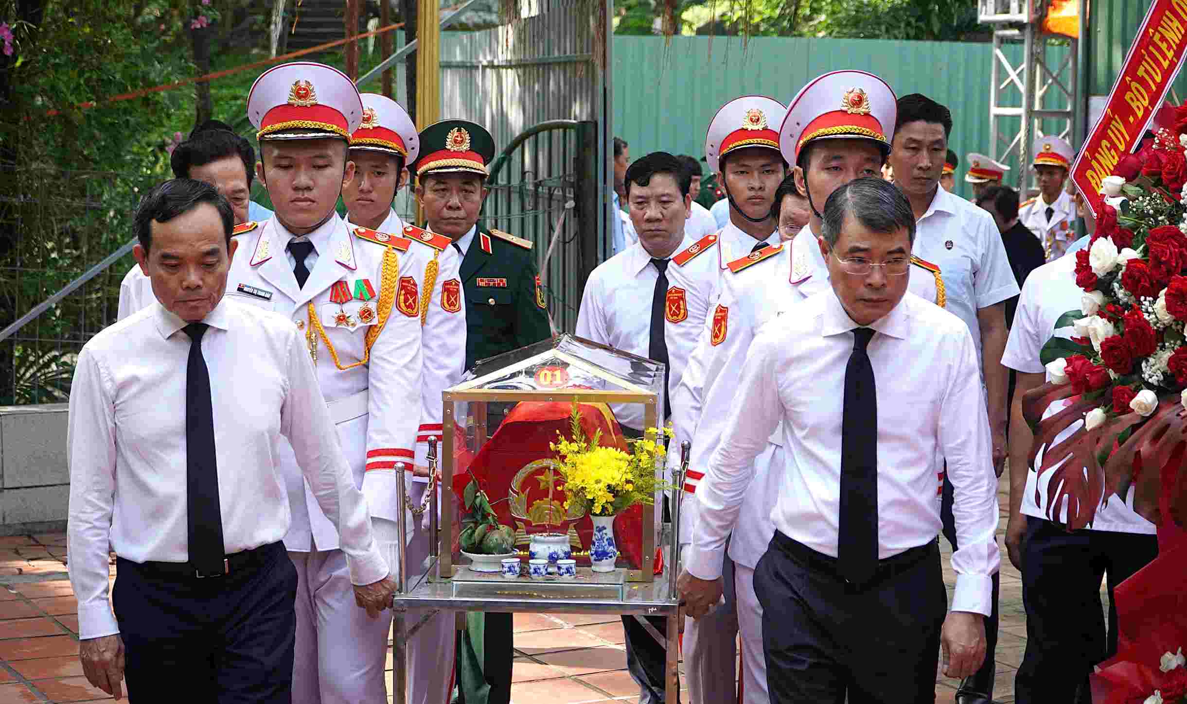 Thủ tướng Chính phủ Lê Minh Hưng và Bí thư Thành ủy TPHCM Trần Lưu Quang thực hiện di quan hài cốt các liệt sĩ mới được phát hiện tại công viên Lê Thị Riêng. Ảnh: Anh Tú