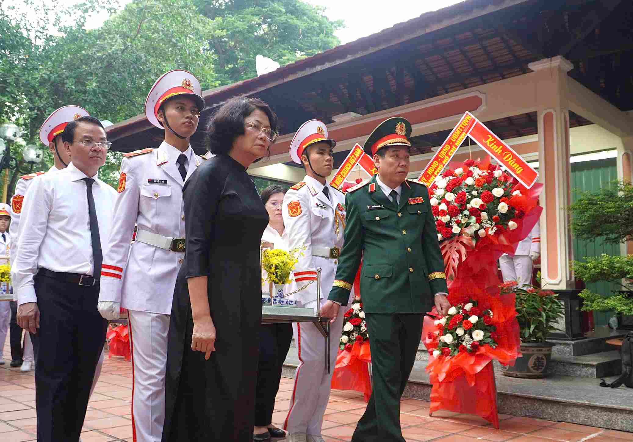 Thượng tướng Nguyễn Văn Gấu - Ủy viên Trung ương Đảng, Thứ trưởng Bộ Quốc phòng, Phó trưởng Ban Chỉ đạo Quốc gia cùng nguyên Phó chủ tịch nước Đặng Thị Ngọc Thịnh thực hiện lễ di quan hài cốt các liệt sĩ mới được phát hiện tại công viên Lê Thị Riêng. Ảnh: Anh Tú