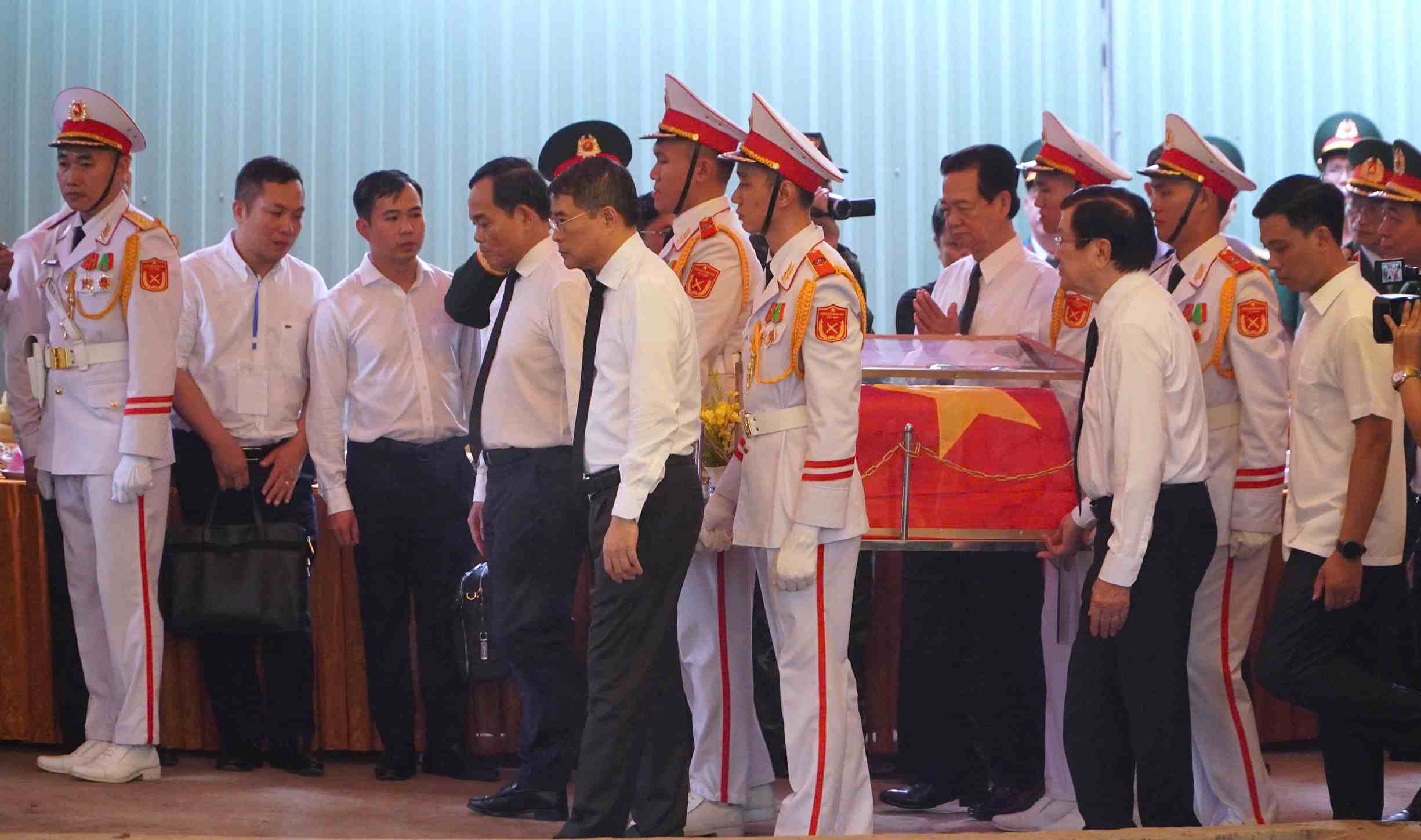 Thủ tướng Chính phủ Lê Minh Hưng cùng các đại biểu đã thực hiện lễ di quan hài cốt các liệt sĩ vừa được phát hiện tại Công viên Lê Thị Riêng. Ảnh: Anh Tú