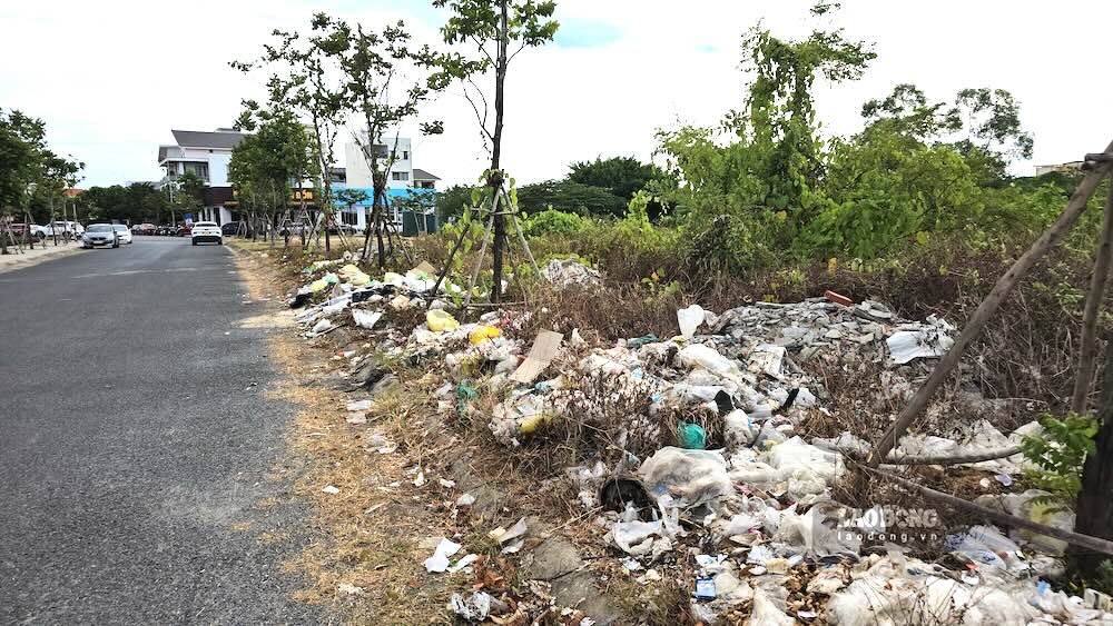 Rác thải tập kết gần khu dân cư, công viên gây ô nhiễm môi trường. Ảnh: Nguyễn Luân