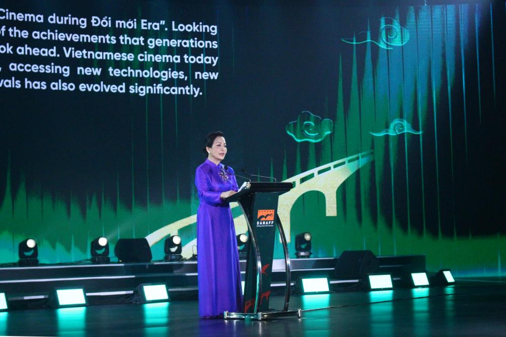 Bà Ngô Phương Lan, Chủ tịch Hiệp hội Xúc tiến Phát triển Điện ảnh Việt Nam (VFDA), Giám đốc DANAFF IV phát biểu tại lễ bế mạc. Ảnh: Thanh Huyền