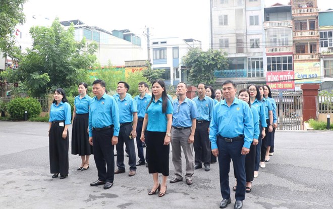 Liên đoàn Lao động tỉnh Lào Cai sinh hoạt tư tưởng dưới cờ định kỳ hàng tháng