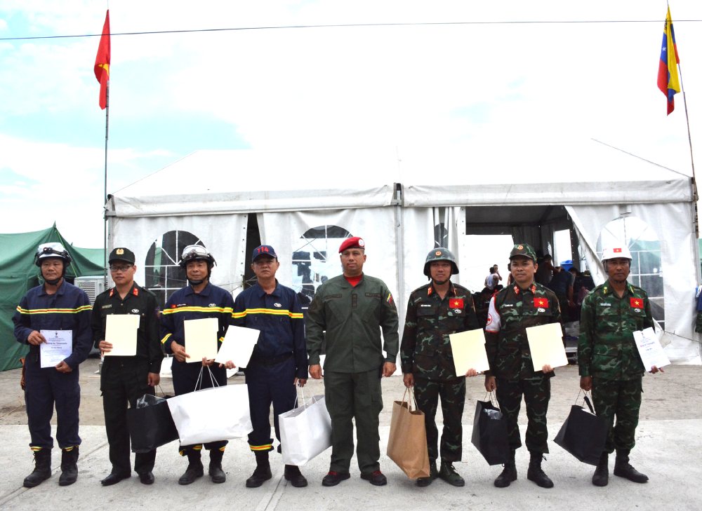 Đại diện Chính phủ Venezuela chính thức trao Huy chương “Anh hùng Venezuela” hạng Nhì cho các cá nhân của đoàn Việt Nam