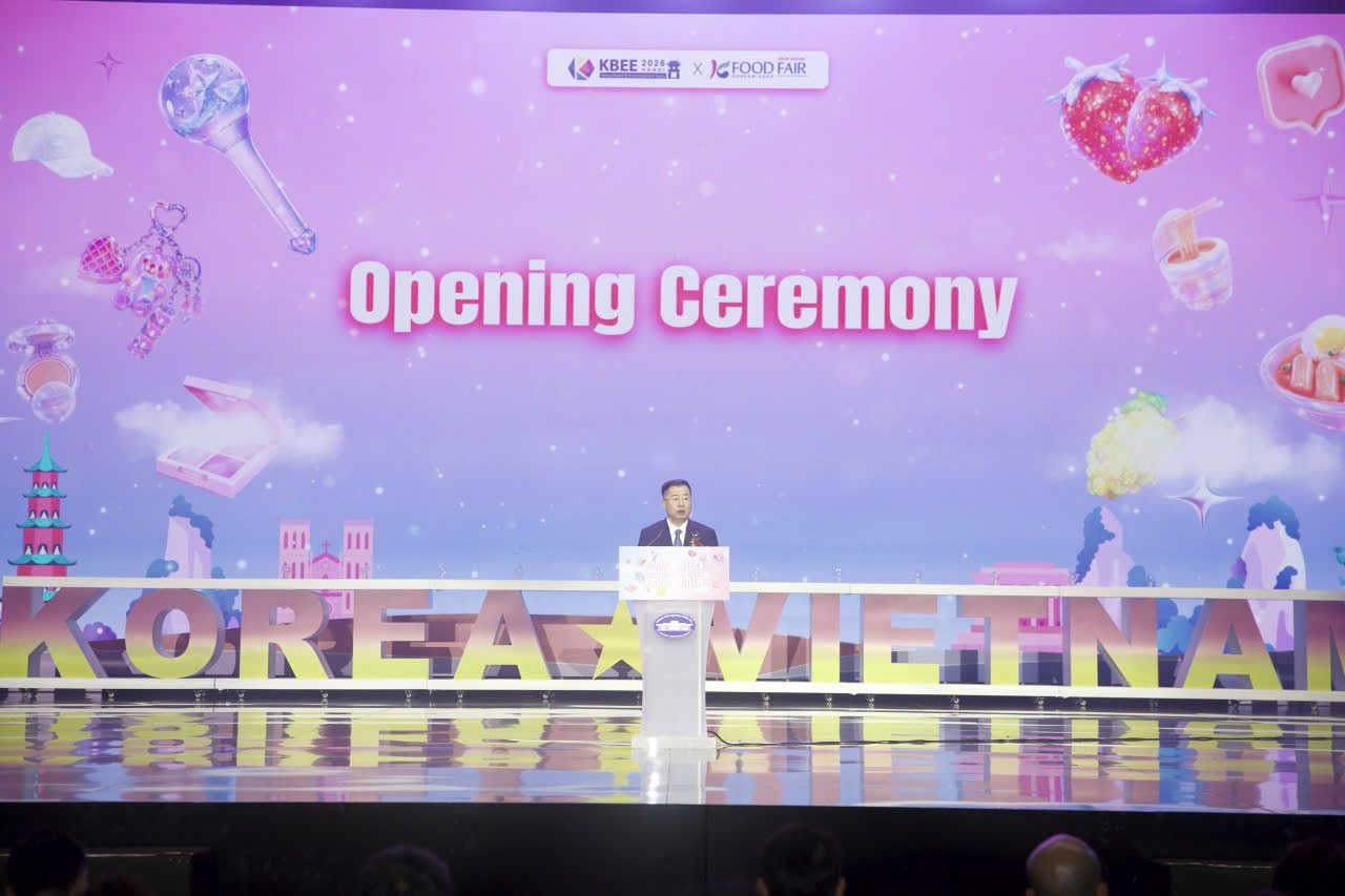kbee-01_ong-kang-kyung-sung-chu-tich-kotra-phat-bieu-khai-mac.jpg