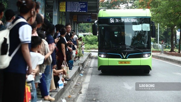 Hà Nội đẩy mạnh chuyển đổi sang xe buýt điện, hơn 280 xe đã đưa vào vận hành