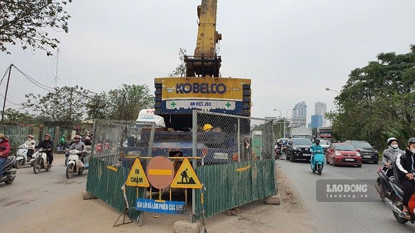 Rào chắn nhiều đoạn Đại lộ Thăng Long để thi công đến cuối năm 2026