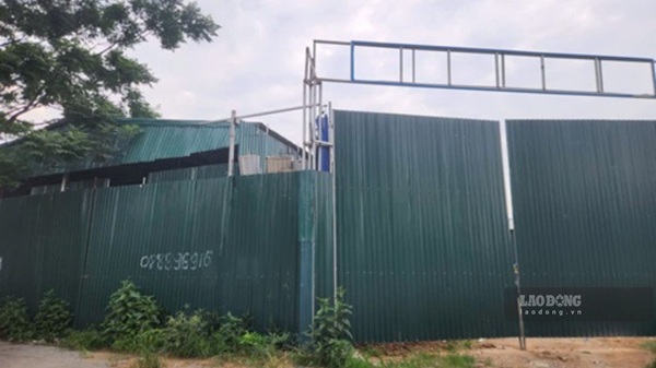 Một góc khu vực đất công quây tôn ở Tây Mỗ. Ảnh: Minh Hạnh